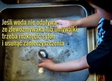 Przed zatykaniem się syfonu chroni korek z sitkiem