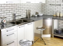 Meble. Proste kształty, konstrukcja nierzadko z widocznych metalowych rurek. Sofy i fotele kryte skórą, krzesła raczej nietapicerowane. Sprzęty są na ogół perfekcyjnie wykończone, a do tego ergonomiczne. Często stosuje się w nich najnowsze rozwiązania technologiczne, które zapewniają spory komfort użytkowania. 11.12.2007 WARSZAWA SESJA STYL INDUSTRIALNY NA ZDJECIU KUCHNIA MEBLE STYLIZACJA KAROLINA SWIDERSKA DLA CZASOPISMA CZTERY KATY FOT. ARKADIUSZ SCICHOCKI / AGENCJA GAZETA PUBLIKACJA CZTERY KATY NR 2 (196) - 2 2008