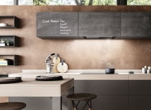 Pomimo minimalistycznego wyglądu okap szafkowy Hidden charakteryzuje się dużą wydajnością, dlatego jest polecany do kuchni tętniącej życiem, w której domownicy często gotują. Pomimo minimalistycznego wyglądu okap szafkowy Hidden charakteryzuje się dużą wydajnością, dlatego jest polecany do kuchni tętniącej życiem, w której domownicy często gotują.