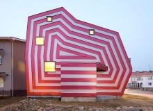 Pracownia architektoniczna Moon Hoon z Seulu wyraźnie gustuje w słodkościach. Trudno oprzeć się wrażeniu, że ich najnowszy projekt przypomina wielkiego różowego lizaka... Dom jednorodzinny w mieście Giheung-Gu, w Korei Południowej