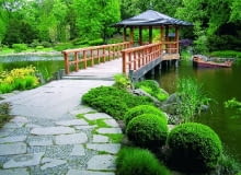 Nad stawem lub oczkiem wodnym dobrze prezentują się pomosty, mostki lub wodne altany