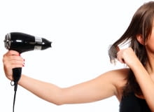 Suszarki używamy dziś częściej i dłużej niż kiedyś, warto więc mieć naprawdę dobre urządzenie. Takie, które nie tylko suszy, ale także ułatwia modelowanie i stylizację fryzury; nie tylko nie niszczy włosów, ale wręcz dba o ich wygląd i zdrowie.<br/> <b>Jaka powinna być dobra suszarka?</b><br/> <b>Lekka i poręczna</b> - na jej rozmiary i wagę powinny zwrócić uwagę zwłaszcza osoby, których włosy wymagają długiego modelowania.<br/> <b>Bezpieczna </b>- filtr chroniący przed zabrudzeniem oraz przed wciągnięciem włosów do suszarki powinien być łatwy do zdjęcia i wyczyszczenia. Zabezpiecza to urządzenie przed przegrzaniem, a tym samym przedłuża jego żywotność.<br/> <b>O dużej mocy </b>- im więcej watów, tym silniejszy nawiew powietrza; wtedy włosy krócej są narażone na szkodliwe działanie wysokiej temperatury.<br/> <b>Z możliwością regulacji temperatury i siły nadmuchu </b>- do szybkiego wysuszenia bardzo mokrych włosów można użyć gorącego powietrza, do dosuszenia lub ułożenia fryzury lepiej wybrać ciepłe, by niepotrzebnie nie przesuszać włosów. Chłodne powietrze utrwala fryzurę oraz zmniejsza potliwość skóry głowy.<br/> <b>Dobrze wyposażona</b> - wszystkie urządzenia mają nakładkę zwaną koncentratorem, która skupia strumień powietrza, ułatwiając dokładne i szybkie modelowanie włosów; część modeli jest wyposażona także w dyfuzor (rozpraszając strumień, zwiększa objętość fryzury).<br/> <b>Z udogodnieniami</b> - np. z jonizatorem, który zapobiega elektryzowaniu się włosów i sprawia, że stają się miększe i łatwiejsze do rozczesania. Najnowsze modele mają wbudowany moduł ceramiczny zapewniający równomierne rozłożenie temperatury powietrza (każda cząsteczka ceramiczna pochłania taką samą ilość ciepła, dzięki czemu nie powstają tzw. gorące punkty. Suszarki używamy dziś częściej i dłużej niż kiedyś, warto więc mieć naprawdę dobre urządzenie. Takie, które nie tylko suszy, ale także ułatwia modelowanie i stylizację fryzury; nie tylko nie niszczy włosów, ale wręcz dba o ich wygląd i zdrowie.<br/> <b>Jaka powinna być dobra suszarka?</b><br/> <b>Lekka i poręczna</b> - na jej rozmiary i wagę powinny zwrócić uwagę zwłaszcza osoby, których włosy wymagają długiego modelowania.<br/> <b>Bezpieczna </b>- filtr chroniący przed zabrudzeniem oraz przed wciągnięciem włosów do suszarki powinien być łatwy do zdjęcia i wyczyszczenia. Zabezpiecza to urządzenie przed przegrzaniem, a tym samym przedłuża jego żywotność.<br/> <b>O dużej mocy </b>- im więcej watów, tym silniejszy nawiew powietrza; wtedy włosy krócej są narażone na szkodliwe działanie wysokiej temperatury.<br/> <b>Z możliwością regulacji temperatury i siły nadmuchu </b>- do szybkiego wysuszenia bardzo mokrych włosów można użyć gorącego powietrza, do dosuszenia lub ułożenia fryzury lepiej wybrać ciepłe, by niepotrzebnie nie przesuszać włosów. Chłodne powietrze utrwala fryzurę oraz zmniejsza potliwość skóry głowy.<br/> <b>Dobrze wyposażona</b> - wszystkie urządzenia mają nakładkę zwaną koncentratorem, która skupia strumień powietrza, ułatwiając dokładne i szybkie modelowanie włosów; część modeli jest wyposażona także w dyfuzor (rozpraszając strumień, zwiększa objętość fryzury).<br/> <b>Z udogodnieniami</b> - np. z jonizatorem, który zapobiega elektryzowaniu się włosów i sprawia, że stają się miększe i łatwiejsze do rozczesania. Najnowsze modele mają wbudowany moduł ceramiczny zapewniający równomierne rozłożenie temperatury powietrza (każda cząsteczka ceramiczna pochłania taką samą ilość ciepła, dzięki czemu nie powstają tzw. gorące punkty.