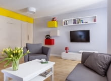 Z mocnym kolorem i chowanym łóżkiem: pomysłowa aranżacja kawalerki Z mocnym kolorem i chowanym łóżkiem: pomysłowa aranżacja kawalerki