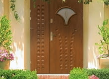 <B>Drzwi zewnętrzne, czy to w domu, czy w mieszkaniu, powinny gwarantować nam bezpieczeństwo. Wybierzmy zatem model o zwiększonej odporności na włamanie, którą powinien potwierdzać odpowiedni certyfikat.</B> <BR />DRZWI ANTYWŁAMANIOWE. StR 47 + Pt 11, stalowe, dwuskrzydłowe, okleina drewnopodobna, 1 klasa odporności, zamek rozporowy 5 klasy, 3529 zł, Juwent