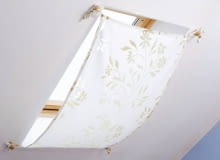 <B>Okna dachowe przysłaniany zwykle firmowymi żaluzjami. To bardzo praktyczne rozwiązanie, ale daleko mu do dekoracyjności. Co zrobić, by ozdobić i je, i wnętrze? Mamy kilka pomysłów.</B> <BR />Cienka jasna tkanina z subtelnym wzorem rozprasza światło dzienne, tworząc miły nastrój we wnętrzu. Zasłonkę przywiązujemy troczkami do drewnianych gałek wkręconych w ścianę. W razie potrzeby tkaninę łatwo będzie zmienić. 11.04.2006 WARSZAWA DLA CZTERY KATY OKNO DACHOWE SKOSNE DEKORACJA ZASLONA ZALUZJA STYLIZACJA I WYKONANIE SHERRI MACDONALD WLODARSKA FOT. LUKASZ ZANDECKI / AGENCJA GAZETA PUBLIKACJA CZTERY KATY NR 6 (176) - 6.2006 SLOWA KLUCZOWE: CZTERY KATY WNETRZA ZDJĘCIE DO WKŁADKI: PUBLIKACJA CZTERY KATY NR 6 (176) - CZASOPISMA