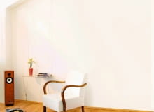 <B>Idealne miejsce do odłożenia czytanej książki czy filiżanki z kawą. Niemal niewidoczna, więc z pewnościa nie zagraci pokoju. Proponowana przez nas półka ma jeszcze inną zaletę - bardzo łatwo ją zrobić samodzielnie.</B> <BR />Potrzebne materiały i narzędzia: kawałek 80 x 40 cm szyby gr. 4 mm z wywierconymi 4 otworami w rogach, linka stalowa gr. 3 mm, 4 zaciski do linek, 4 zaciski do półek, 2 śruby napinające (rzymskie), wiertarka, nozyce do cięcia metalu, kombinerki. WNETRZA MEBLE POLKA FOT. PIOTR ANTONOW PUBLIKACJA CZTERY KATY NR 6 (152) - 6.2004 SLOWA KLUCZOWE: WNETRZA MEBLE ZDJĘCIE DO WKŁADKI: PUBLIKACJA CZTERY KATY NR 6 (152) - 6.2004