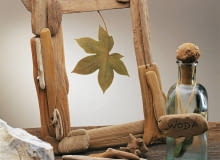 <B>Przywiezione z wakacji nad morzem muszelki, kamyki czy inne morskie skarby możemy wykorzystać do dekoracji domu. Nie tylko ozdobią wysłużone ramki, szafki czy lampki, ale przypomną też o miłych słonecznych dniach. Jeśli zbiory okażą się niewystarczające, łatwo dorobimy brakujące przedmioty z gipsu czy modeliny.</B> <BR />Wyrzucone przez morze drewienka połączono klejem do drewna. W tak powstałą ramkę możemy oprawić zasuszone rośliny albo wakacyjne zdjęcia. mde07102CK08