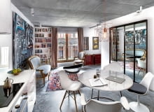 Okrągły stół to designerski składak: do blatu z marmuru Anna Gawlik zaprojektowała stelaż, który wykonał ślusarz. Na podłodze polerowana wylewka cementowa Baufloor, na suficie tynk betonowy wykonany przez firmę Color Space. mieszkanie w Krakowie