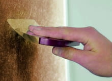 Do aplikacji mas i tynków stosuje się najczęściej różnego typu pace, które pozwalają nakładać powłokę i tworzyć wzór przez jej wydrapywanie i wygładzanie Do aplikacji mas i tynków stosuje się najczęściej różnego typu pace, które pozwalają nakładać powłokę i tworzyć wzór przez jej wydrapywanie i wygładzanie