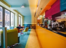 Przedstawiamy projekt wnętrz bistro Cafein w Szczecinie. Nowoczesne wnętrze zdominowane jest przez feerię barw. Autorkami projektu są Olga Sietnicka / Bloogarden i Anna Kobyłka / Kolorama. Wnętrza bistro Cafein w Szczecinie