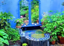 Lustro w pięknej ramie imituje stylowe okno z widokiem na nieistniejący ogród za murem. Lustro w pięknej ramie imituje stylowe okno z widokiem na nieistniejący ogród za murem.