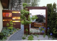 Lustrzany panel, w którym odbija się kaskada, widoczny jest przez okna salonu. Obok lustra rośnie dereń kousa (Cornus cousa), gatunek pochodzący z Dalekiego Wschodu. SLOWA KLUCZOWE: new piotr slawinski