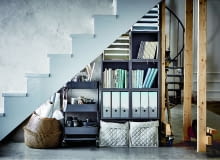 Na różności. Jeśli schody znajdują się w niezbyt eksponowanym miejscu, możesz pod nimi ukryć mniej atrakcyjne rzeczy. Jednak nawet wtedy warto zadbać o porządek - przydadzą się do tego segregatory, kosze i pomocniki na kółkach.