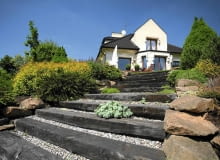 SCHODY NA TARAS krawędzie z impregnowanych belek wypełniono drobnym kamiennym tłuczniem. 31.05.2011 LODZ UL. STASIA , OGROD DLA MIESIECZNIKA OGRODY WLASCICIELKA GRAZYNA MASTALAREK FOT. WOJCIECH SURDZIEL / AGENCJA GAZETA SLOWA KLUCZOWE: OGRODY OGRODNICTWO OGROD