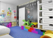 <b>Dzieci porysowały ścianę długopisem i&#8200;kredkami. Czy farba to pokryje? Jak ewentualnie usunąć te bazgroły przed malowaniem?</b><br/> Trudno będzie zakryć farbą takie zabrudzenia, dlatego przed malowaniem trzeba je zmyć ściereczką zmoczoną wodą (najlepiej byłoby w ogóle usunąć wierzchnią warstwę starej farby). Aby na przyszłość nie mieć takich problemów, a jednocześnie umożliwić dzieciom swobod-ną twórczość, proponuję pomalować jedną ścianę lub jej fragment farbą tablicową (do kupienia między innymi w supermarketach budowlanych), po której młodzi artyści będą mogli pisać i&#8200;rysować kredą. Malowidła zmywa się wilgotną ściereczką albo gąbką.