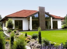 Duże przeszklenia zapewniają poczucie łączności ze światem, ale mogą powodować spore straty ciepła i ciężko je myć ONE TIME USE ONLY DO JEDNOKROTNEJ PUBLIKACJI DOM PARTEROWY Z GARAZEM OGROD FOT. LILIANA JAMPOLSKA PUBLIKACJA LADNY DOM NR 5 (103) - 5 2007