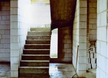 Schody żelbetowe mogą mieć prawie każdy kształt i można je dowolnie wykończyć schody żelbetowe
