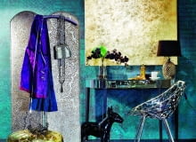 GORĄCZKA NOCY. Tapeta Luviento, Wall & Deco; konsola Mirror, Eichholtz; krzesło Miss Lacy, proj. Philippe Starck, Driade; podłoga ze skórzanej okładziny, Alphenberg; dywan perski Tabrizz Violet, Maara; figurka psa Bull Terrier, Ahura; wazon oraz kostka do gry Dice, Eichholtz; patera Dressed, proj. Marcel Wanders, Alessi; wszystko do kupienia w Galerii Heban. Obraz Golden Dream autorstwa Ivy Białopiotrowicz, Mint Grey; parawan, proj. Małgorzata Kochańska, Sztuka Wyboru, Warszawa ul. Mozaikowa 67 E; puf ze skóry ekologicznej, Maroko Art; fioletowa tkanina, Designers Guild, Decodore; lampa, Home Sweet Home; f iliżanka Główka, Ende, Gdel & Friends; świecznik Cosmic Hard Rocket, Diesel dla Seletti, Likus Home Concept; świecznik na tea-light, Mint Grey; wieszak (komplet/3 szt.) Zara Home GORĄCZKA NOCY. Tapeta Luviento, Wall & Deco; konsola Mirror, Eichholtz; krzesło Miss Lacy, proj. Philippe Starck, Driade; podłoga ze skórzanej okładziny, Alphenberg; dywan perski Tabrizz Violet, Maara; figurka psa Bull Terrier, Ahura; wazon oraz kostka do gry Dice, Eichholtz; patera Dressed, proj. Marcel Wanders, Alessi; wszystko do kupienia w Galerii Heban. Obraz Golden Dream autorstwa Ivy Białopiotrowicz, Mint Grey; parawan, proj. Małgorzata Kochańska, Sztuka Wyboru, Warszawa ul. Mozaikowa 67 E; puf ze skóry ekologicznej, Maroko Art; fioletowa tkanina, Designers Guild, Decodore; lampa, Home Sweet Home; f iliżanka Główka, Ende, Gdel & Friends; świecznik Cosmic Hard Rocket, Diesel dla Seletti, Likus Home Concept; świecznik na tea-light, Mint Grey; wieszak (komplet/3 szt.) Zara Home