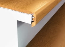 Do stopni przykręca się metalowe profile, a do nich mocuje drewnopodobne okładziny stopni i podstopnice. Noski zabezpiecza się listwami. Do stopni przykręca się metalowe profile, a do nich mocuje drewnopodobne okładziny stopni i podstopnice. Noski zabezpiecza się listwami.