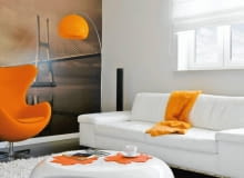 Ona pochodzi ze stolicy, on - z Zamościa. Poznali się w Londynie. Mieszkanie na warszawskim Targówku, w którym wychowała się pani Dorota, najpierw przeszło generalny remont. Potem wprowadził się do niego kolor. Nastrój wnętrz budują elementy w odcieniu zachodzącego słońca. <BR > MIESZKANIE. W pokoju dziennym spotkały się ikony designu: lampa Arco projektu Achille Castiglioniego (klosz na wygiętej stalowej nodze osadzonej w ciężkiej marmurowej podstawie) oraz pomarańczowy fotel Egg autorstwa Arne Jacobsena. Do nich dobrano elegancką kanapę o prostej formie, obitą białą skórą, i oryginalny stolik kawowy z lakierowanego włókna szklanego.