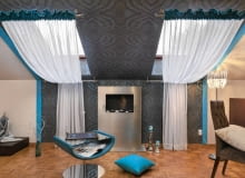 <B>Właścicielka mieszkania nie chciała zasłaniać okien dachowych typowymi roletami - marzyły jej się długie firany, które dodają wnętrzu lekkości i elegancji. Ale jak je zawiesić w takich oknach? Jest na to sposób.</B> <BR />Okienna aranżacja jest nie tylko efektowną ozdobą wnętrza - za firanami ukryto niezbyt estetyczne grzejniki. Sute marszczenie sprawia, że są one zupełnie niewidoczne. <B>Właścicielka mieszkania nie chciała zasłaniać okien dachowych typowymi roletami - marzyły jej się długie firany, które dodają wnętrzu lekkości i elegancji. Ale jak je zawiesić w takich oknach? Jest na to sposób.</B> <BR />Okienna aranżacja jest nie tylko efektowną ozdobą wnętrza - za firanami ukryto niezbyt estetyczne grzejniki. Sute marszczenie sprawia, że są one zupełnie niewidoczne.