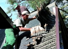 Zniszczone pokrycie z wiórów osikowych nietrudno jest usunąć wymiana pokrycia