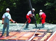 Zalewanie betonem stropu z pustaków ceramicznych