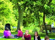 Angielskim zwyczajem trawniki okupowane są przez zwiedzających ogród 30.05.2007 LONDYN CHELSEA PHISIC GARDEN LONDONS OLDEST BOTANIC GARDEN SESJA NA ZDJECIU STYLIZACJA DLA CZASOPISMA OGRODY KWIETNIK FOT. ARKADIUSZ SCICHOCKI / AGENCJA GAZETA