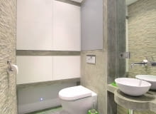 Jak zaaranżować niewielką toaletę, by stworzyć mikroskopijne dzieło sztuki funkcjonalnej? Warto zobaczyć, jak z tym problemem poradzili sobie inni. Prezentujemy trzy ciekawie urządzone wnętrza. <BR > Aranżacje wnętrz. Na początku wszyscy byli zgodni: toaleta nie będzie wykończona płytkami ceramicznymi. Potem nastąpił rozłam - gospodarze myśleli o kamieniach otoczakach, projektantka przekonywała ich do przypominającego beton wodoodpornego stiuku weneckiego oraz gresu imitującego kamień. I przekonała, czego właściciele nie żałują. Pomieszczenie zaaranżowane w odcieniach szarości i złamanej bieli mogłoby się jednak wydawać nazbyt monotonne. Zapobiegły temu łazienkowe dodatki - nie ma ich tutaj dużo, ale dzięki soczystej zielonej barwie od razu rzucają się w oczy. W pomieszczeniu udało się wygospodarować sporo miejsca na schowki. Jedna pojemna szafka znajduje się we wnęce nad podwieszonym sedesem, dwie kolejne - na ścianie obok. Zrobiono je na wymiar; fronty są z lakierowanej płyty MDF. łazienka, ściany w łazience, aranżacja łazienki