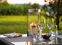 Dyskretnie rozświetlają najbliższą okolicę, wprowadzają romantyczny nastrój, a jeśli chodzi o zagadnienia mniej wzniosłe - odstręczają komary. Jeśli więc planujemy balkonowy wieczór z przyjaciółmi czy też inne garden party - świece będą niewątpliwie niezbędne... Wybraliśmy dla was co bardziej atrakcyjne: jedne ładne, inne zabawne. Dyskretnie rozświetlają najbliższą okolicę, wprowadzają romantyczny nastrój, a jeśli chodzi o zagadnienia mniej wzniosłe - odstręczają komary. Jeśli więc planujemy balkonowy wieczór z przyjaciółmi czy też inne garden party - świece będą niewątpliwie niezbędne... Wybraliśmy dla was co bardziej atrakcyjne: jedne ładne, inne zabawne.