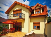 Rolety zewnętrzne chronią dom nie tylko przed ciekawskimi spojrzeniami i zbyt jasnym światłem dziennym. Oprócz tego zimą umożliwiają obniżenie kosztów ogrzewania domu, a w czasie upałów zapewniają w nim przyjemny chłód. Rolety zewnętrzne chronią dom nie tylko przed ciekawskimi spojrzeniami i zbyt jasnym światłem dziennym. Oprócz tego zimą umożliwiają obniżenie kosztów ogrzewania domu, a w czasie upałów zapewniają w nim przyjemny chłód.