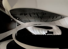 Biała wstążka, czyli hołd Zahy Hadid złożny muzyce Bacha. Tymczasowa aranżacja sali koncertowej na Manchester International Festival sala koncertowa, projekt, wielka brytania, manchester, zaha hadid, architektura organiczna, mała bryła