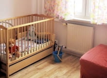 Pokój dzięcięcy: więcej koloru. Żywsze kolory, wesołe motywy dekoracyjne i zdecydowanie chłopięcy charakter - po przemalowaniu i ozdobieniu pokój został dostosowany do wieku dwuletniego Bartka. Teraz dziecko, które dużo czasu spędza na zabawie, ma do tego odpowiednie warunki. PRZED ZMIANĄ: Kwieciste wzory i słodkie kolory wydawały się bardziej odpowiednie dla dziewczynki. W pomieszczeniu nie było innych dekoracji typowych dla pokoju dziecięcego. OLYMPUS DIGITAL CAMERA