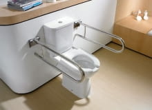 Miskę ustępową dobrze jest wyposażyć w deskę wolno opadającą, która zapewni komfort użytkowania i zabezpieczające przed uderzeniem oraz hałasem. łazienka dla niepełnosprawnych