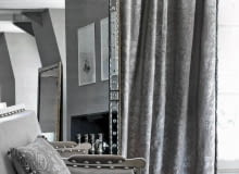 Zasłonę oraz poduszkę wykonano z tkaniny Eos. Bogaty barokowy wzór jest tylko o ton jaśniejszy od tła, dlatego wydaje się bardzo subtelny. Tak zaprojektowany materiał, mimo historycznego pochodzenia,świetnie sprawdzi się we wnętrzach współczesnych. Dostępny w pięciu wersjach kolorystycznych, Houles. Zasłonę oraz poduszkę wykonano z tkaniny Eos. Bogaty barokowy wzór jest tylko o ton jaśniejszy od tła, dlatego wydaje się bardzo subtelny. Tak zaprojektowany materiał, mimo historycznego pochodzenia,świetnie sprawdzi się we wnętrzach współczesnych. Dostępny w pięciu wersjach kolorystycznych, Houles.