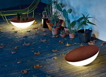 Lampa-stolik. Nieprzepuszczająca światła pokrywa, wyprofilowana w taki sposób, że woda ścieka z niej na boki, może służyć za blat. Ponadto lampa Solar emanuje miękką poświatą, budując klimat miejsca. Dzięki specjalnej konstrukcji całość można przechylać i sterować kątem padania światła. Foscarini, fabrykaform.pl Lampa-stolik. Nieprzepuszczająca światła pokrywa, wyprofilowana w taki sposób, że woda ścieka z niej na boki, może służyć za blat. Ponadto lampa Solar emanuje miękką poświatą, budując klimat miejsca. Dzięki specjalnej konstrukcji całość można przechylać i sterować kątem padania światła. Foscarini, fabrykaform.pl