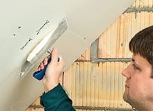 Gipsową masę szpachlową nanosi się na styki płyt i łepki wkrętów mocujących je do rusztu. Gipsową masę szpachlową nanosi się na styki płyt i łepki wkrętów mocujących je do rusztu.