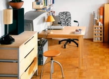 <B>Mozaika drewniana to setki listewek przyklejonych obok siebie do podłoża. Jeśli kilka się odklei lub wypaczy, to wcale nie oznacza, że grozi nam wymiana parkietu. Gdy uszkodzenie jest małe, wystarczy godzinka pracy i po kłopocie.</B> <BR />Aby mozaika wyglądała tak ładnie, trzeba zreperować spaczone klepki. Potrzebne materiały i narzędzia: dłuto stolarskie, płaska szpachelka malarska, klej do parkietu, papier ścierny, nożyk uniwersalny, preparat do odświeżania podłóg lakierowanych. UWAGA PONOWNA PUBLIKACJA ZA ZGODA WLASCICIELI MIESZKANIE WNETRZA MEBLE OSWIETLENIE FOT. RAFAL LIPSKI PUBLIKACJA CZTERY KATY NR 2 (148) - 2.2004 PUBLIKACJA CZTERY KATY NR 12 (158) - 12.2004 SLOWA KLUCZOWE: ARCHITEKTURA WNETRZA MEBLE