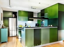 PRZECHOWYWANIE W KUCHNI. Aneks kuchenny i pokój dzienny są dobrze oświetlone zarówno światłem naturalnym, jak i sztucznym, nie trzeba więc było dodatkowo rozjaśniać wnętrza jasnymi meblami. Gospodarze zdecydowali się na ciemniejsze i jaśniejsze odcienie zieleni, które stworzyły przyciągającą wzrok mozaikę. Ściana nad blatem roboczym jest nieco chropowata - pokryto ją tynkiem strukturalnym imitującym beton. PRZECHOWYWANIE W KUCHNI. Aneks kuchenny i pokój dzienny są dobrze oświetlone zarówno światłem naturalnym, jak i sztucznym, nie trzeba więc było dodatkowo rozjaśniać wnętrza jasnymi meblami. Gospodarze zdecydowali się na ciemniejsze i jaśniejsze odcienie zieleni, które stworzyły przyciągającą wzrok mozaikę. Ściana nad blatem roboczym jest nieco chropowata - pokryto ją tynkiem strukturalnym imitującym beton.