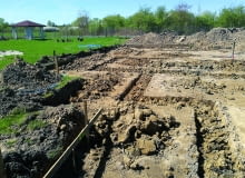 Ławy ziemne przygotowuje się ręcznie lub z użyciem małej koparki Ławy ziemne przygotowuje się ręcznie lub z użyciem małej koparki