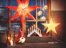 Papierowe gwiazdy z oprawkami E14: duża (o śr. 75 cm) ok. 50 zł, mniejsza (o śr. 35 cm) ok. 30 zł, świecznik ok. 25 zł, lampion ze stali i szkła (wys. 40 cm) ok. 70 zł, szklana bombka LED ok. 30 zł, Jula. Papierowe gwiazdy z oprawkami E14: duża (o śr. 75 cm) ok. 50 zł, mniejsza (o śr. 35 cm) ok. 30 zł, świecznik ok. 25 zł, lampion ze stali i szkła (wys. 40 cm) ok. 70 zł, szklana bombka LED ok. 30 zł, Jula.