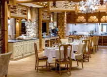 Część restauracyjna Kamienne filary pozostały z dawnego wnętrza Domu Turysty. Żyrandole wykonano na zamówienie. Największym atutem wnętrza są ażurowe dekoracje - wycinanki, w tradycyjne podhalańskie wzory.