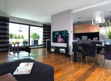 wąskie lub niskie ścianki, częściowo rozdzielające pomieszczenie na strefy, są bardzo przydatne, gdyż dają wiele możliwości ciekawej aranżacji wnętrza UWAGA ! PONOWNA PUBLIKACJA WYLACZNIE ZA ZGODA WLASCICIELIWARSZAWA , MIESZKANIE , WLASCICIELKA MIESZKANIA - MAGDALENA FIJALKOWSKA , WNETRZA - POKOJ DZIENNYPROJEKT MAGDALENA FIJALKOWSKASTYLIZACJA AGNIESZKA OSAK-REJMERFOT. SYLWESTER REJMERPUBLIKACJA CZTERY KATY NR 3 (258) - 3 2013