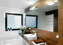 Łazienka z oknem również powinna być dobrze oświetlona sztucznym światłem - korzystamy z niej przecież także po zapadnięciu zmroku. łazienka, aranżacja łazienki, oświetlenie łazienki