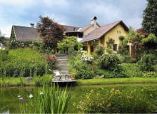 Zielona stabilizacja Blick ´ber den Teich auf das Haupthaus mit der Treppe runter zu dem Steg mit Gartenstuhl, am Hang Rosen (Rosa) im Garten Feistritz. SLOWA KLUCZOWE: Bach Badeteich Blumentopf Blument^pfe Camellia Feistritz Garten Gartenhaus Gartenm^bel Gartenreportage Gartenstuhl Gartentisch gelb Hanggrundst´ck Hanggrundst´ck Haus Holland h^lzern aus Holz Holzstuhl Juni Kamelie ÷sterreich ÷sterreich Rasen Reportage rosa Steg Stuhl Teich Tisch Treppe Ufer Wiese Ferdinand Graf Luckner FocusOnGarden Feature Gartenfeature Querformat