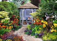 Zagubiona w gąszczu kwiatów altana jest sercem tego romantycznego zakątka. Można do niej dojść ścieżką wysypaną jasnym żwirem. Zagubiona w gąszczu kwiatów altana jest sercem tego romantycznego zakątka. Można do niej dojść ścieżką wysypaną jasnym żwirem.