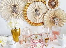 Przygotowując przyjęcie, zazwyczaj skupiamy się na dekorowaniu stołu. Ale nie poprzestawaj na tym - ozdób także ściany, krzesła, drzwi czy okna. Przygotowując przyjęcie, zazwyczaj skupiamy się na dekorowaniu stołu. Ale nie poprzestawaj na tym - ozdób także ściany, krzesła, drzwi czy okna.