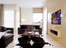 <b> PROSTO, PO MĘSKU. Gospodarz zawodowo zajmuje się turystyką, w jego mieszkaniu próżno jednak szukać półek zastawionych pamiątkami z podróży. Wspomnienia chowa w laptopie. We wnętrzach ceni prostotę form i minimalizm, unika zbędnych, jak sam mówi, dekoracji. </b> <BR /> Właściciel jasno określił swoje oczekiwania: mieszkanie miało być urządzone funkcjonalnie i prosto. Aby wizualnie ocieplić wnętrze, architekci zaproponowali wyłożenie części ścian jasnym fornirem jaworowym. Na podłodze położono deski z białego jesionu.