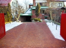 Dobrej jakości kostka brukowa powinna bez szkody znieść zimową pogodę. Z takiej nawierzchni wystarczy jedynie zmyć piasek i sól Dobrej jakości kostka brukowa powinna bez szkody znieść zimową pogodę. Z takiej nawierzchni wystarczy jedynie zmyć piasek i sól