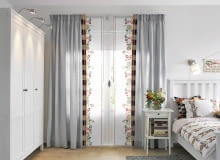 <B>Ze względu na swą prostą formę, panele zasłonowe, zwane też ekranami, idealnie pasują do nowoczesnych wnętrz. Ale w tradycyjnych też się odnajdą, zwłaszcza w towarzystwie ozdobnych zasłon.</B> <BR />Efektowny nadruk ludowego haftu zdobiący tkaninę mógłby stać się mało czytelny, gdyby udrapowano ją w fałdy albo suto umarszczono. Z materiału uszyto więc panele zasłonowe. Dzięki temu motyw jest dobrze widoczny. Takie same wzory jak na panelach widnieje na pościeli. Razem tworzą bardzo wysmakowaną dekorację wnętrza. Panel zasłonowy, 60 x 300 cm - 59,99 zł, IKEA. <B>Ze względu na swą prostą formę, panele zasłonowe, zwane też ekranami, idealnie pasują do nowoczesnych wnętrz. Ale w tradycyjnych też się odnajdą, zwłaszcza w towarzystwie ozdobnych zasłon.</B> <BR />Efektowny nadruk ludowego haftu zdobiący tkaninę mógłby stać się mało czytelny, gdyby udrapowano ją w fałdy albo suto umarszczono. Z materiału uszyto więc panele zasłonowe. Dzięki temu motyw jest dobrze widoczny. Takie same wzory jak na panelach widnieje na pościeli. Razem tworzą bardzo wysmakowaną dekorację wnętrza. Panel zasłonowy, 60 x 300 cm - 59,99 zł, IKEA.